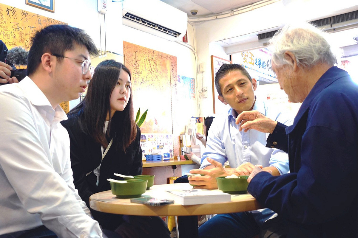 民進黨台北市黨部主委吳怡農拜訪民進黨創黨元老蔡寬裕。 圖：民進黨台北市黨部主委 / 提供