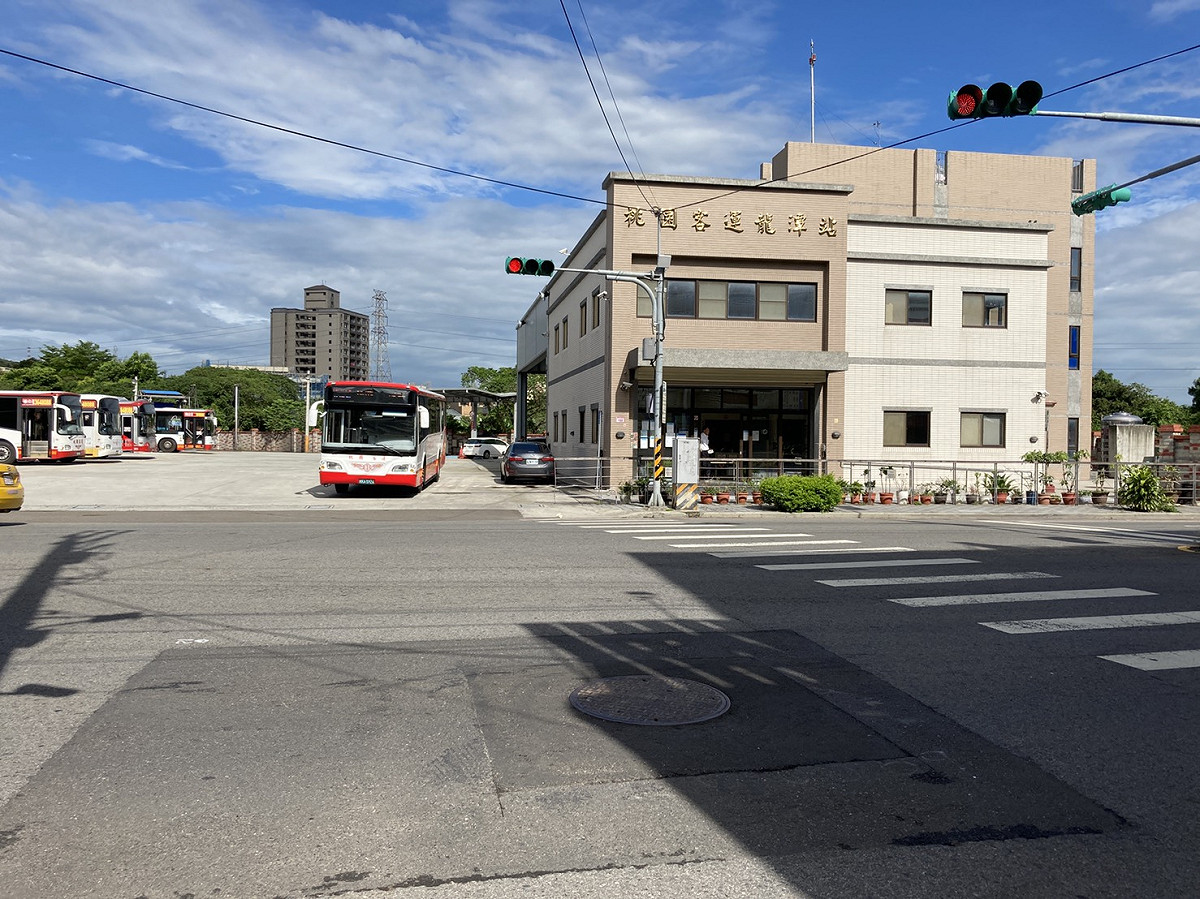 北部多條客運路線7月起調漲票價（圖為桃園客運龍潭站）。 圖：讀者／提供