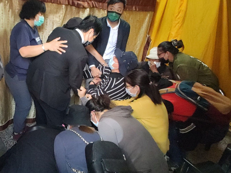 台鐵台東海端車站日前發生2死1傷工安意外，台鐵局代理局長祁文中（立者左2）26日前往慰問死者家屬，家屬情緒激動，跪地哭喊、泣不成聲。 圖：中央社
