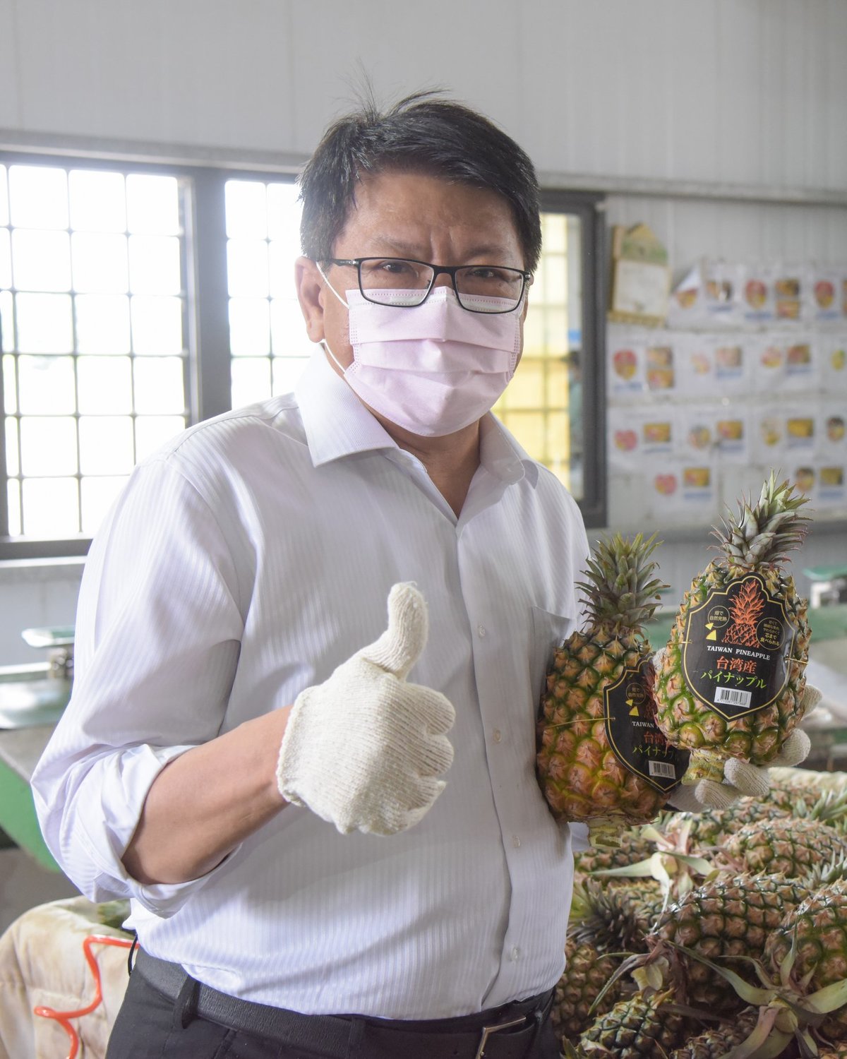 屏東身為台灣最大的鳳梨產地，縣長潘孟安呼籲國人：「用行動挺農民，用新台幣買鳳梨。」 圖：取自潘孟安臉書