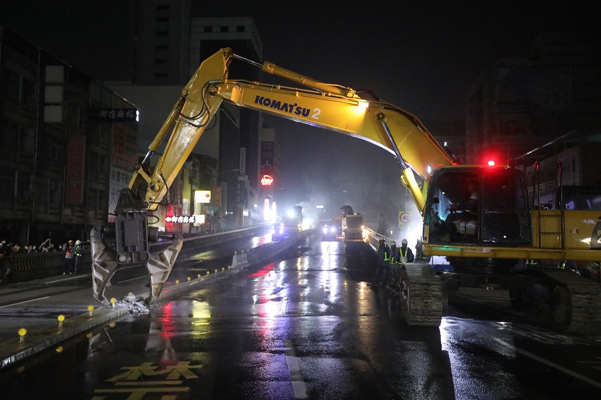 怪手開始拆除中博高架橋工程。 圖：高雄市政府/ 提供