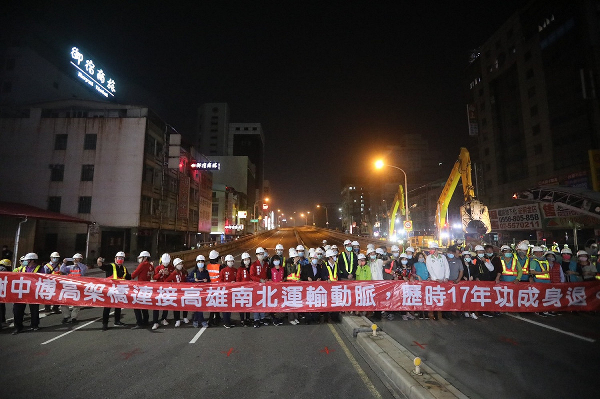 陳其邁率市府團隊共同揮別中博高架橋。 圖：高雄市政府/ 提供