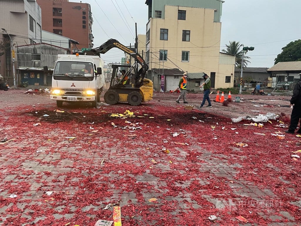 台南鹽水蜂炮26日晚間在武廟廣場集中施放，一般民眾禁入，27日凌晨落幕後共清出6.1公噸垃圾。 （台南市政府提供）