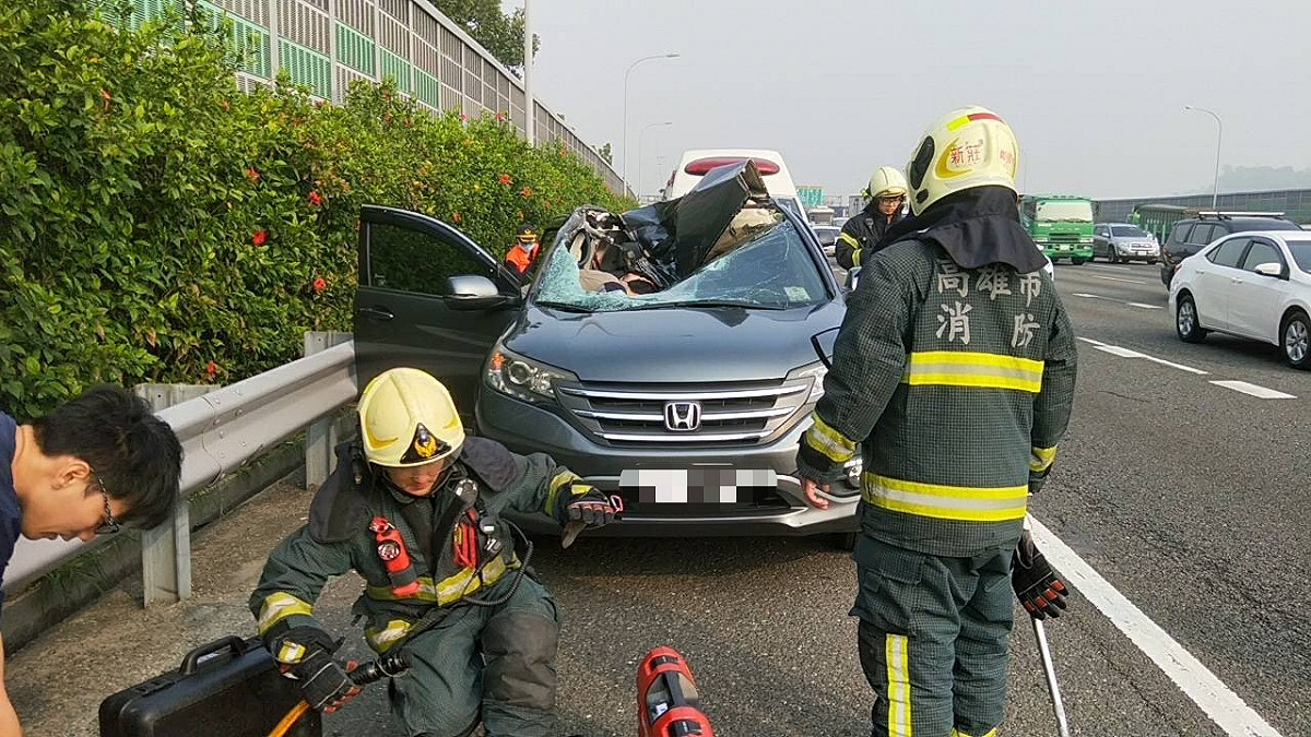 國道一號364.4公里高雄段，一輛貨櫃車車輪脫落，砸中對向自小客車。 圖 : 翻攝自網路