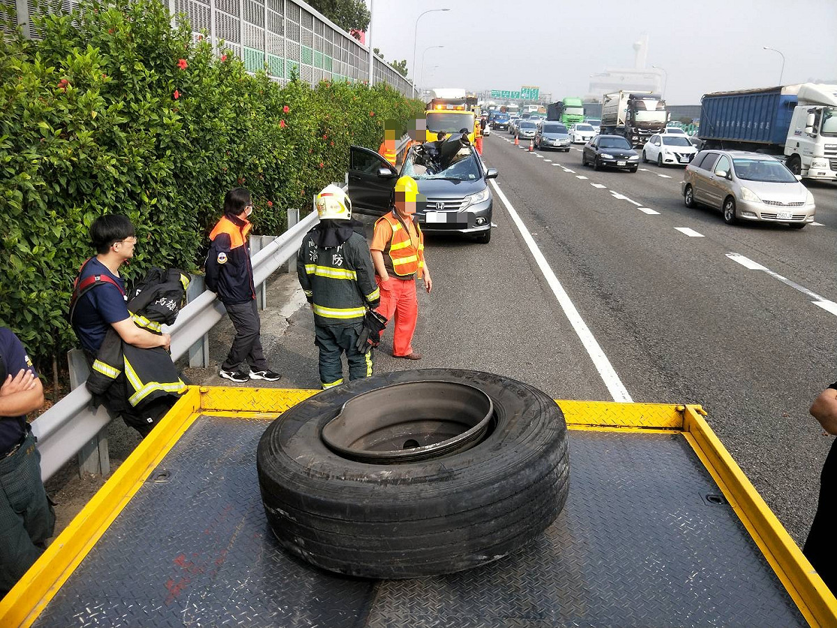 國道一號364.4公里高雄段，一輛貨櫃車車輪脫落，砸中對向自小客車。 圖 : 翻攝自網路