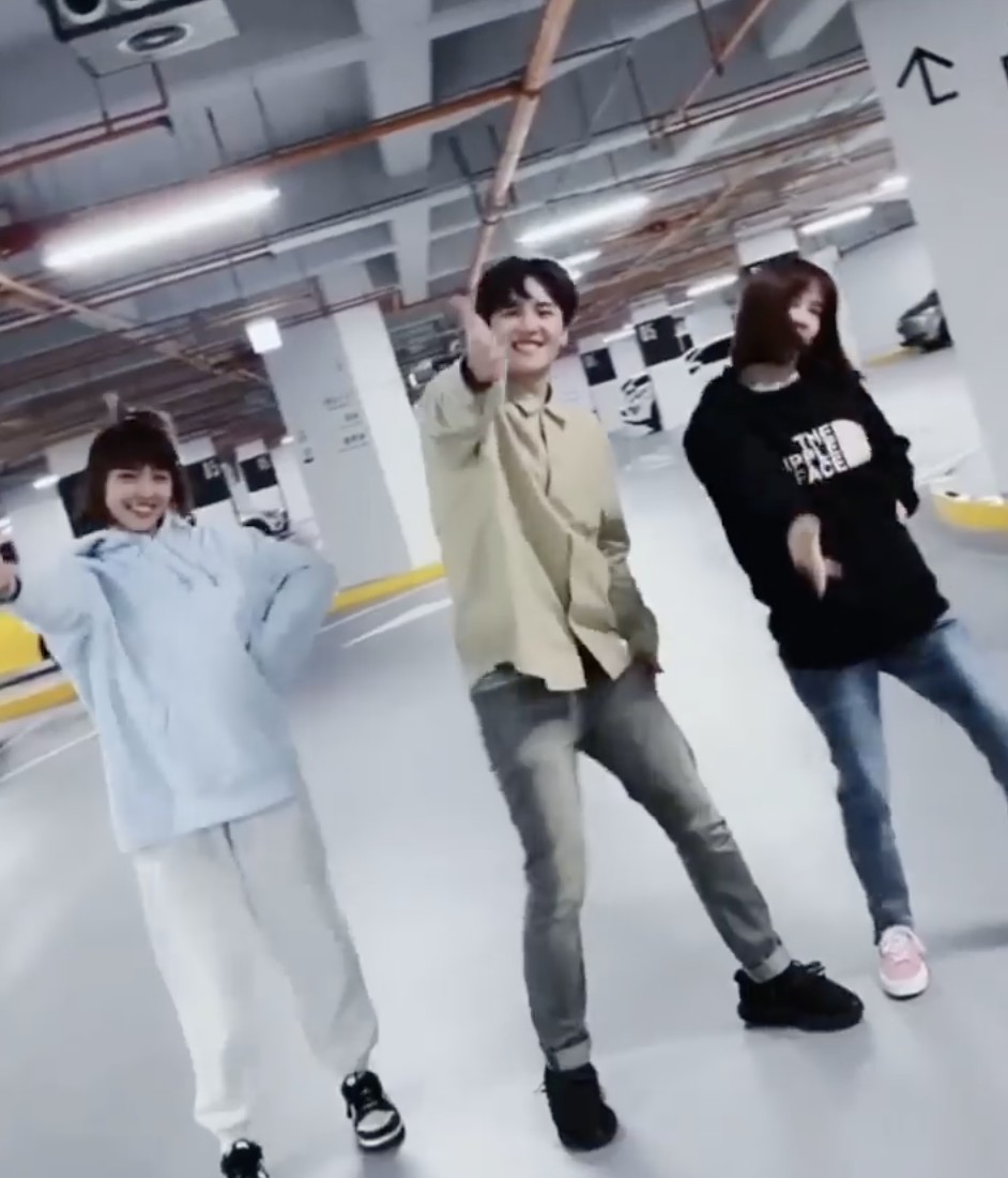凱皓(中)與峮峮(左)、佳穎(右)跳舞。 圖：翻攝IG/凱皓