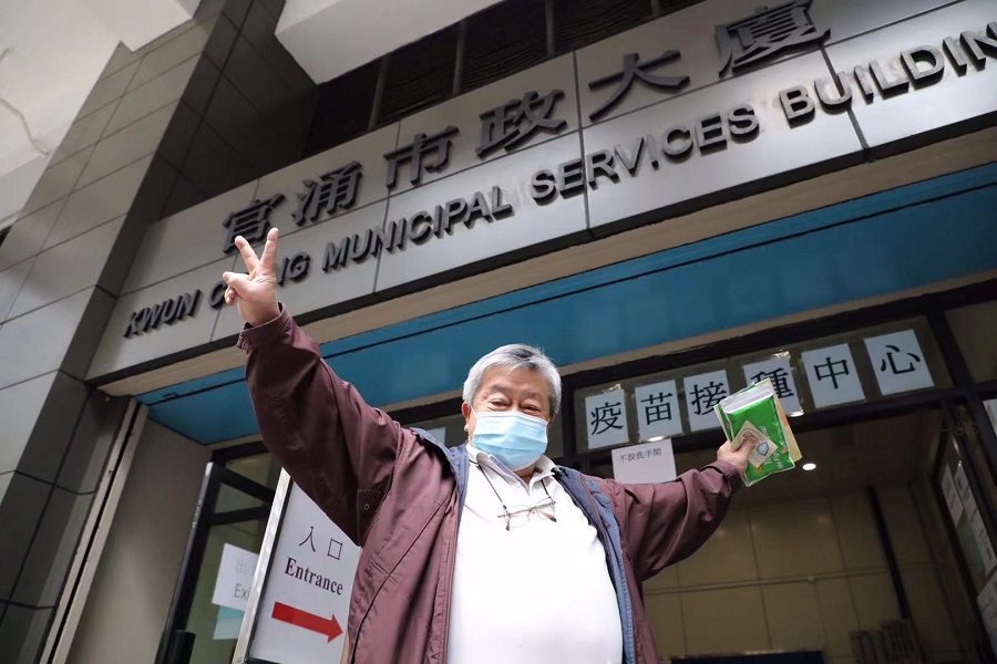 香港今啟動新冠疫苗接種計畫，民眾表示接種完感覺良好、沒有不適。 圖：新華社