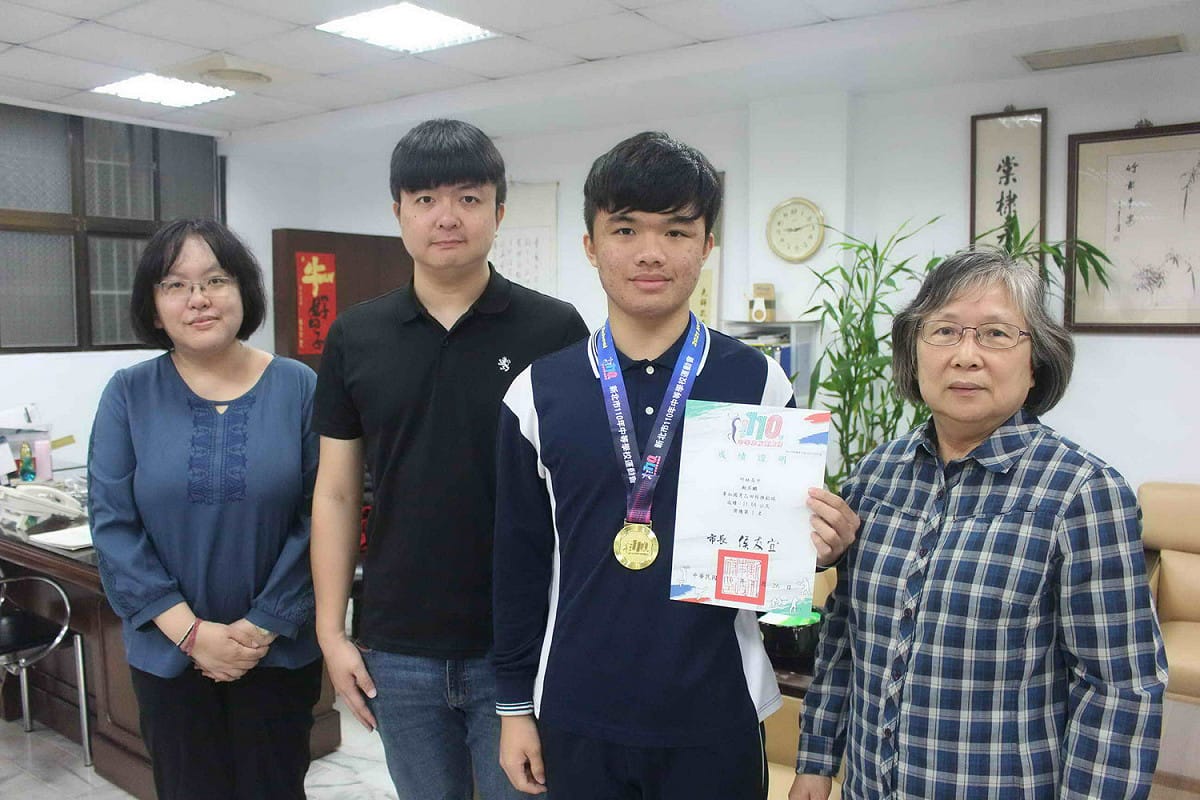 竹林中學校長顏麗珠（右起）、鮑其麟及導師陳建宇、書法指導老師黃瀅珈。 圖：竹林中學提供