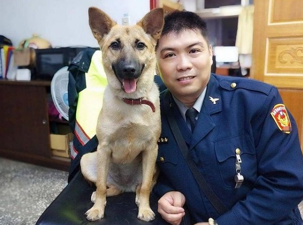 「平安」與警員親密合照。 圖：翻攝Instagram粉絲頁「ping_an1210 」