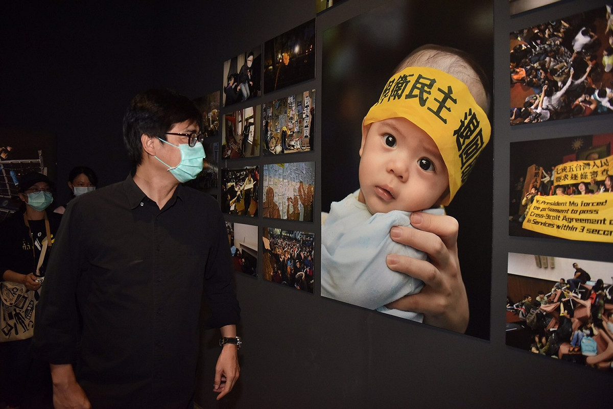 高雄市長陳其邁下午前往駁二觀看展覽。 圖 : 高雄市府提供