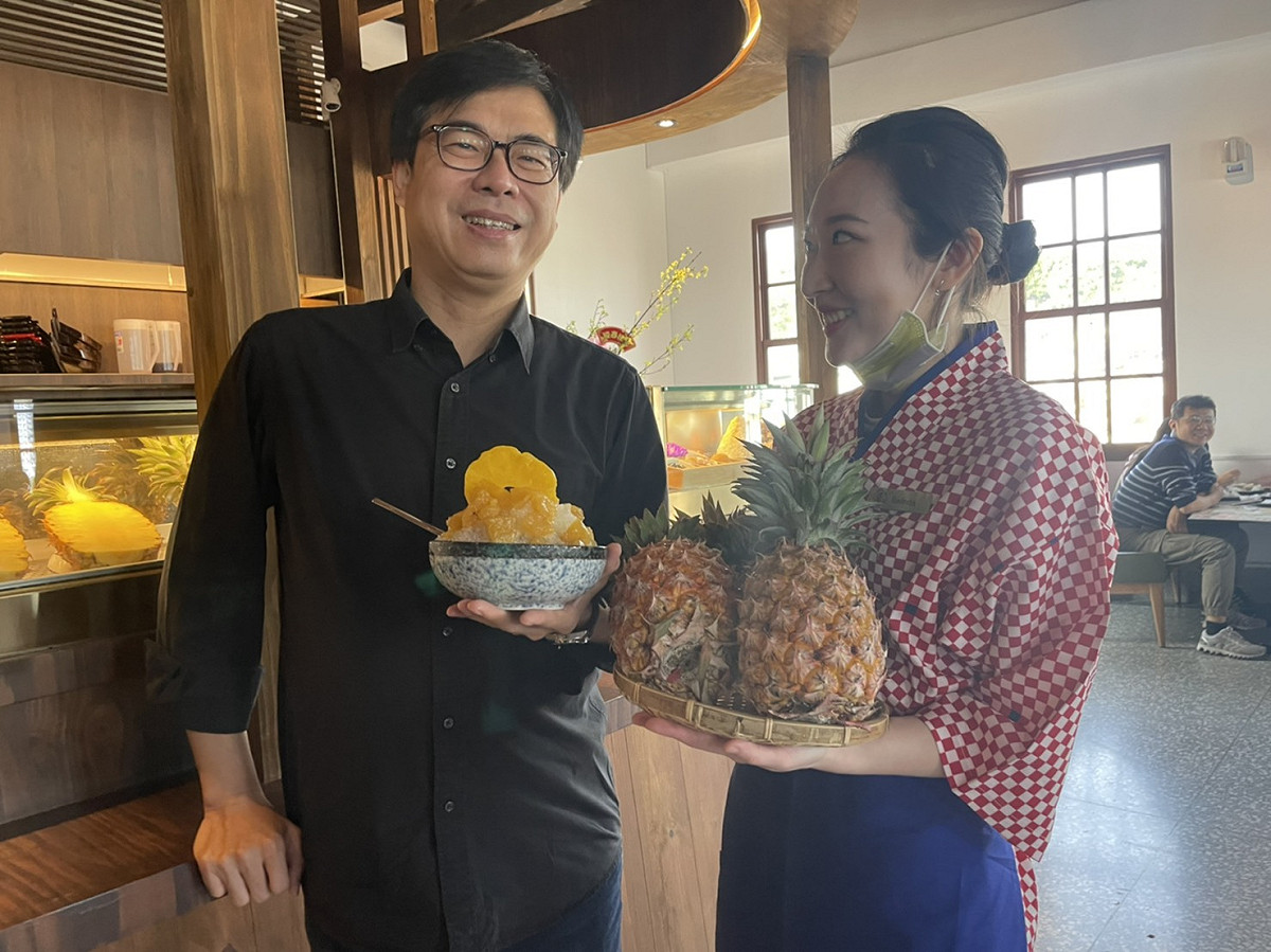 台灣鳳梨外銷中國大陸受阻，高雄市長陳其邁今（27)日下午前往鼓山哈瑪星新濱的「春田冰亭」，品嚐「沒在怕鳳梨冰」，以行動來回應高雄青年創業者，對台灣鳳梨農民的暖心支持。 圖：高市農業局/提供