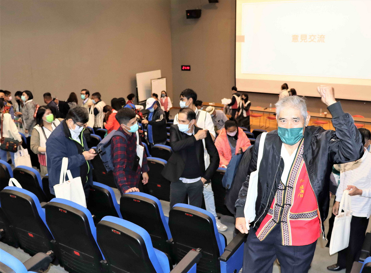 會議結束後，中和區頭目江秋錦先生對鏡頭加油打氣，一起繼續努力、前瞻未來！ 圖：新北市原民局提供