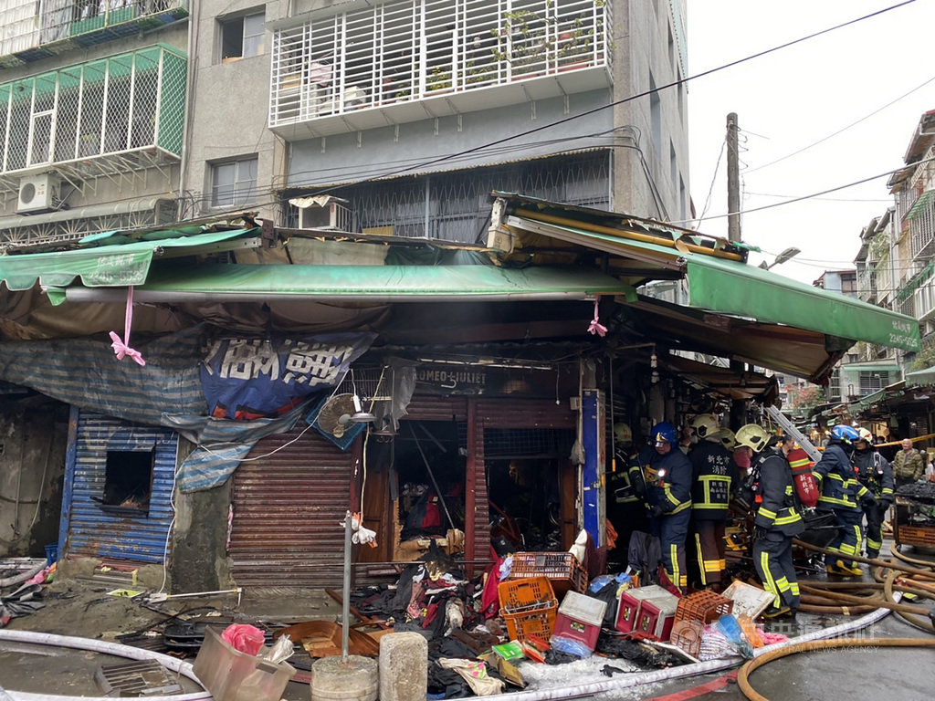 新北市中和區景安路79巷一棟公寓的1樓28日清晨發生火警，警消獲報迅速到場灌救並疏散樓上住戶。 圖/中央社