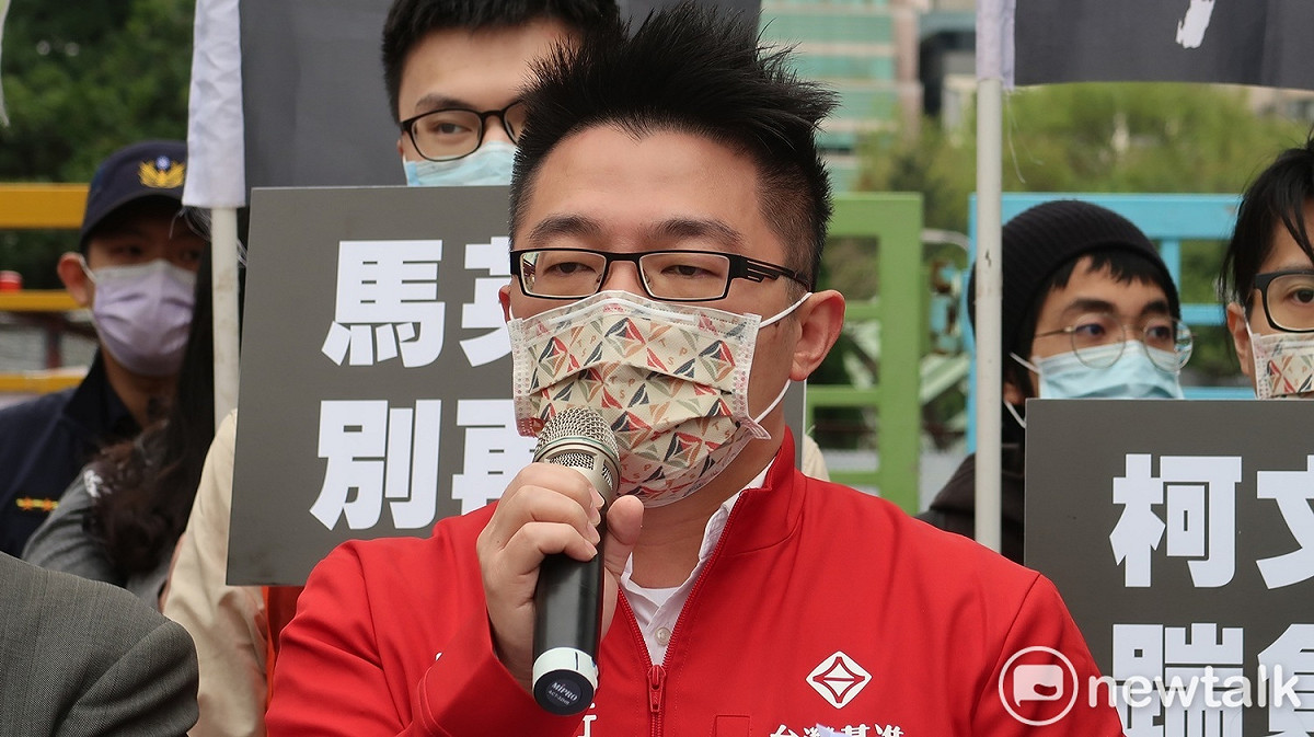 對於民眾黨秘書長謝立功想要參選桃園市長，基進黨桃園黨部執行長藍士博今天(4)日表示，謝秘書長長期政治耕耘都在基隆，突然要來桃園選，藉口是藍綠人才出現斷層，我看恐怕只是以為自己有機可乘。 圖：林朝億/攝