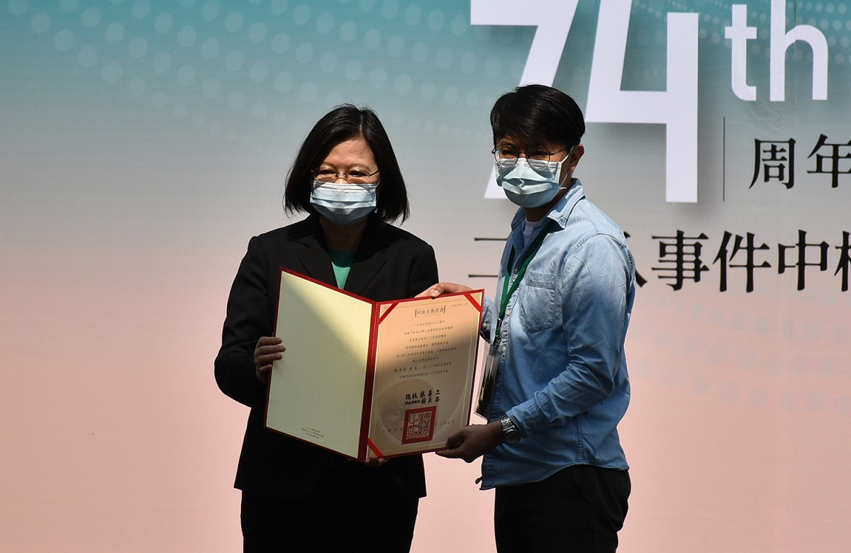 蔡英文(左)頒發回名譽證書予受難遺屬代表。 圖:孫家銘/攝