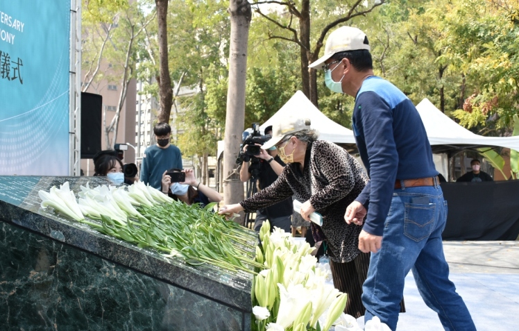 二二八受難者家屬在紀念碑前獻花。 圖:孫家銘/攝