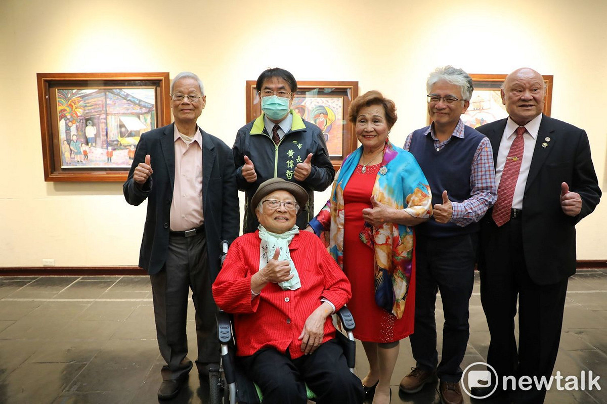 台南市長黃偉哲出席「樸之華-素人畫家聯展」開幕活動，本次展覽是由台南在地素人畫家郭吳富美、王陳明珠及已故素人畫家林李榭榴三人聯展。 圖：黃博郎／攝