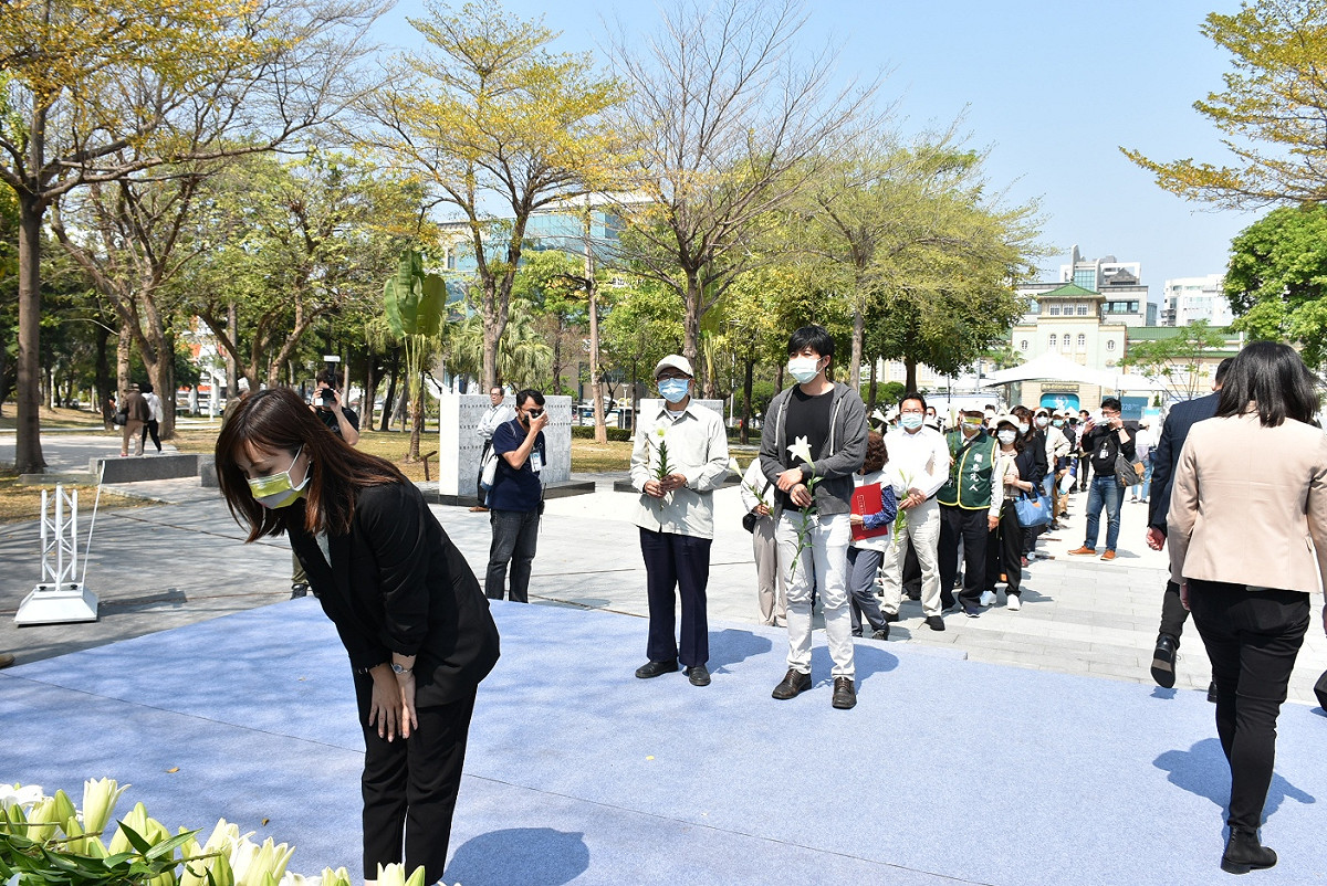 大批民眾排隊等著向二二八受難者獻花。 圖:孫家銘/攝