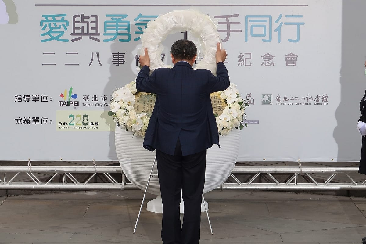 台北市長柯文哲向228紀念碑獻花 圖：林朝億/攝