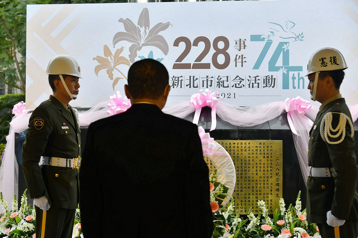 新北市政府下午於三重二二八和平紀念公園舉辦紀念儀式，市長侯友宜與受難者代表及家屬一起默哀追思。 圖：新北市政府提供