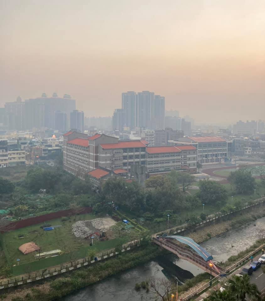 天氣風險公司於桃園拍攝照片顯示，空污已讓北部成霧濛濛一片。 圖：翻攝自天氣風險公司 臉書專頁