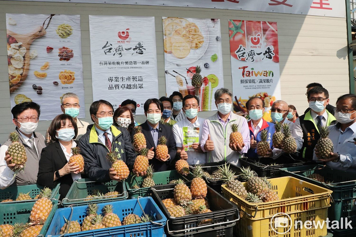 副總統賴清德偕同農業委員會副主委陳駿季、台南市長黃偉哲等人至宏宇農產生技公司視察鳳梨加工情形，並邀請農會、加工業者及手搖飲業者響應使用國產鳳梨，攜手化危機為轉機，打開國產鳳梨市場。 圖：黃博郎／攝