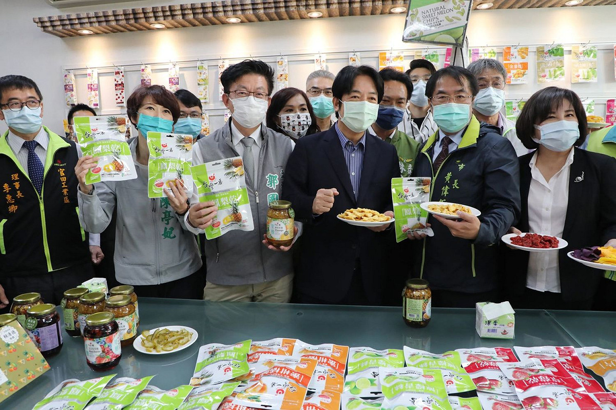 副總統賴清德偕同農業委員會副主委陳駿季、台南市長黃偉哲等人至宏宇農產生技公司視察鳳梨加工情形，並邀請農會、加工業者及手搖飲業者響應使用國產鳳梨，攜手化危機為轉機，打開國產鳳梨市場。 圖：黃博郎／攝