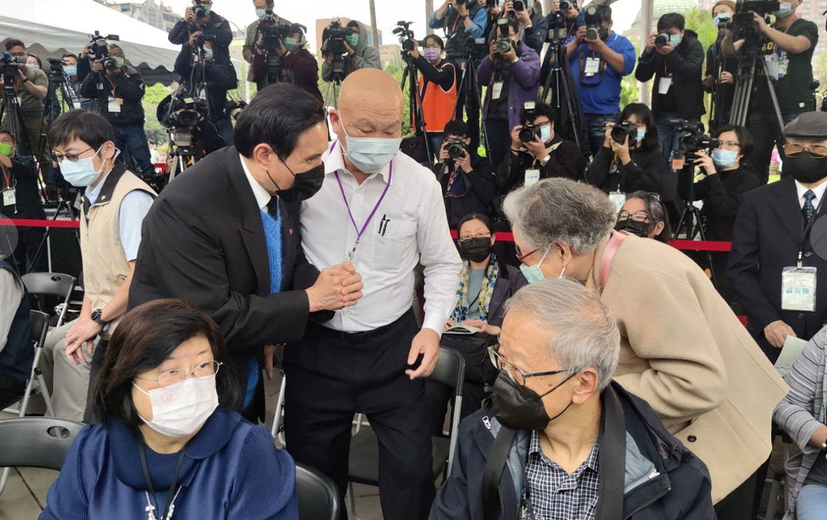前總統馬英九與台北市長柯文哲共同參與「二二八紀念會」。 圖：翻攝自馬英九臉書