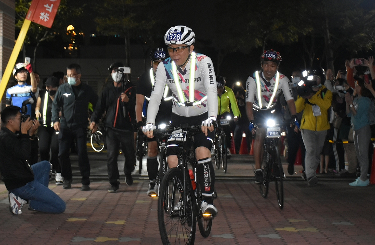 柯文哲完成一日北高的騎乘，圖為他晚間近10點騎到終點大義國中。 圖：孫家銘/攝