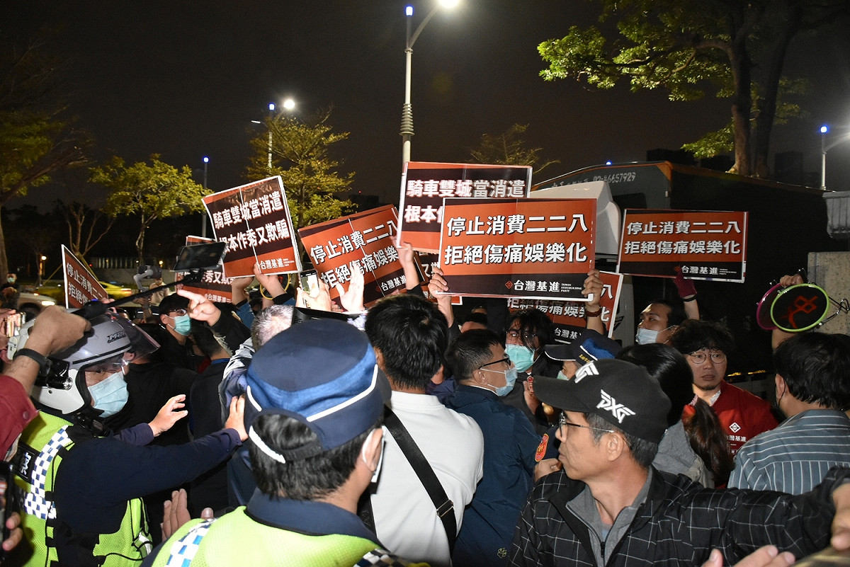 台灣基進舉牌抗議險爆衝突。 圖：孫家銘/攝