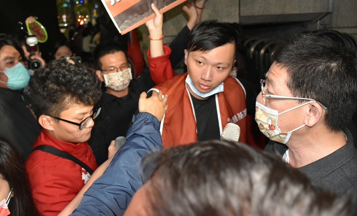 謝立功(右)與台灣基進高雄黨部新聞部主任黃柏翔(左)斡旋。 圖：孫家銘/攝