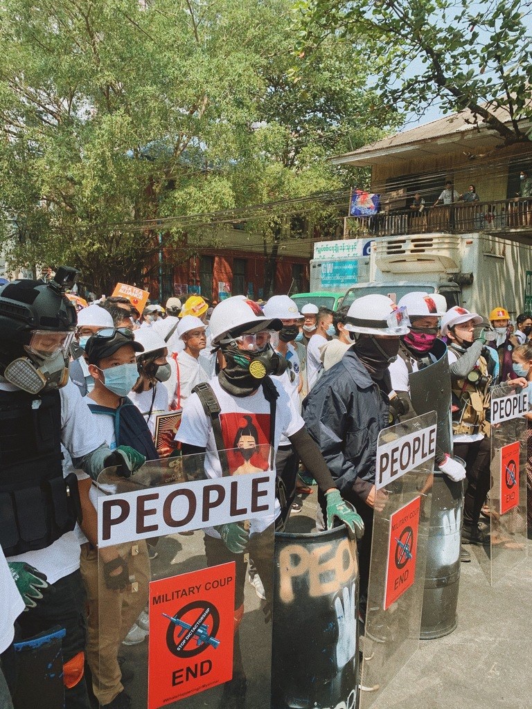 緬甸軍方1日發動政變，第一大城仰光民眾28日持續上街抗議，民眾戴上頭盔手持盾牌自保。 （緬甸民眾Karkar提供）