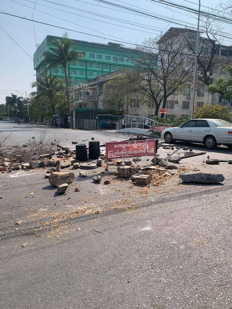 緬甸軍方月初政變，民眾持續上街抗議。圖為軍警以路障圍住第二大城瓦城市中心，並在路障範圍內無差別逮捕民眾。 （緬甸民眾Marina提供）
