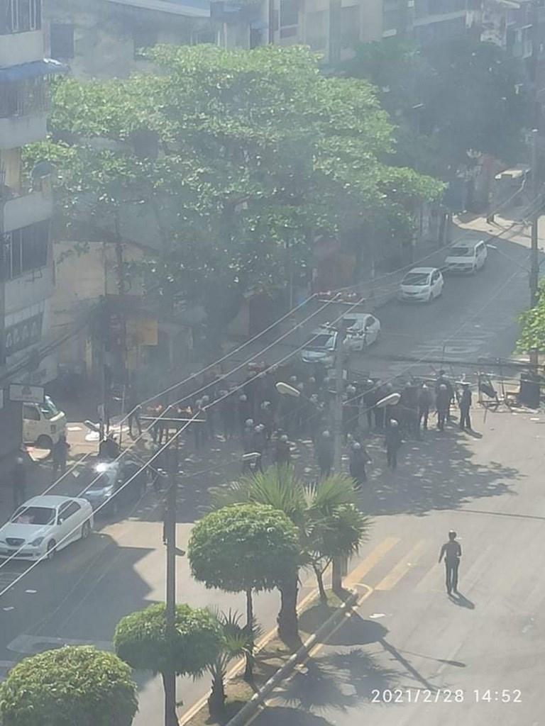 緬甸軍方1日發動政變，第一大城仰光民眾28日上街抗議，卻面臨軍警嚴厲鎮壓，圖為軍警在街上逮捕示威民眾。 （緬甸民眾Karkar提供）