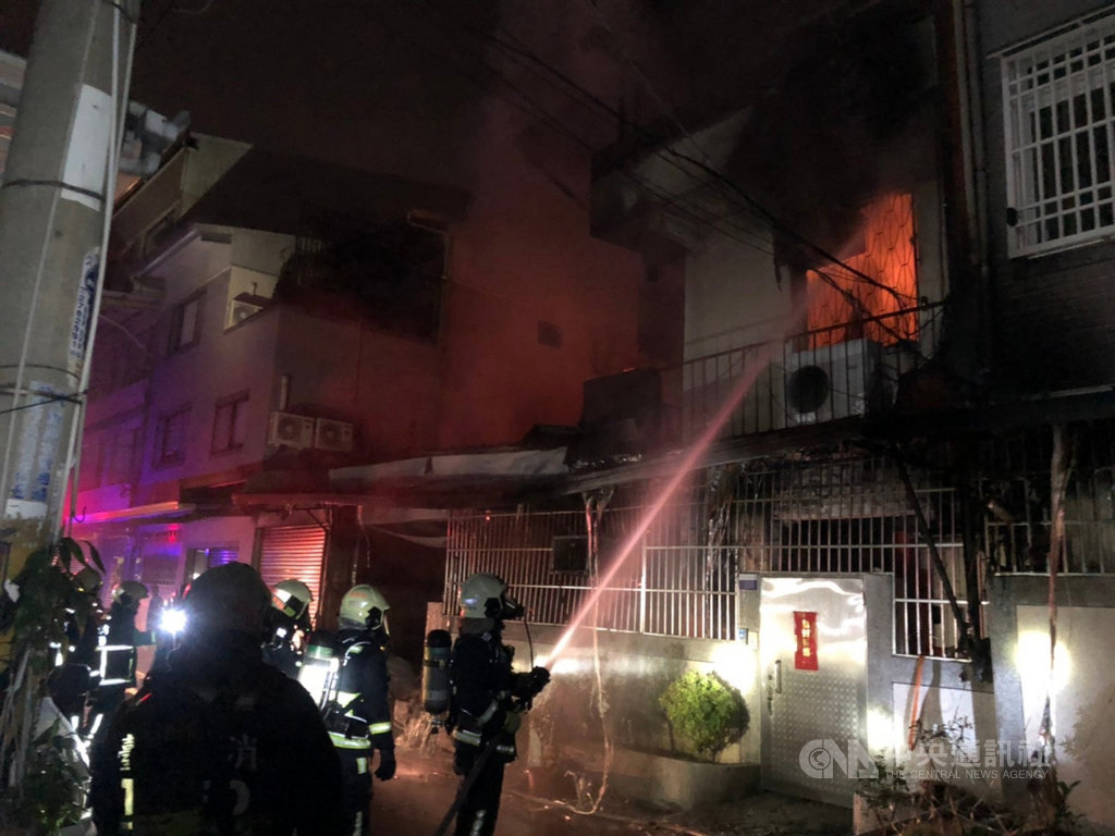 台中市太平區永豐路一處民宅1日凌晨發生火警，消防局獲報立即派遣人車前往搶救，在2樓房間內發現一具焦屍。（民眾提供）