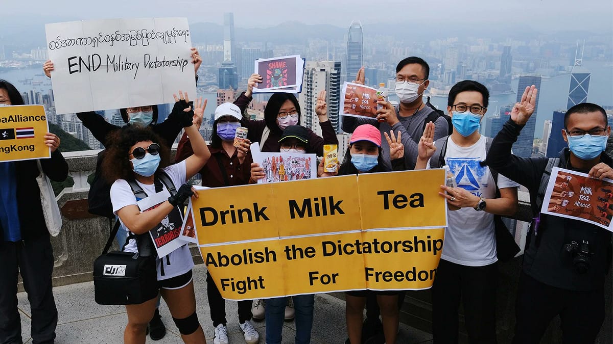 香港昨天有數十人走上街頭，揮舞「＃奶茶聯盟」（＃MilkTeaAlliance）旗幟與標語力挺。 圖/翻攝自推特