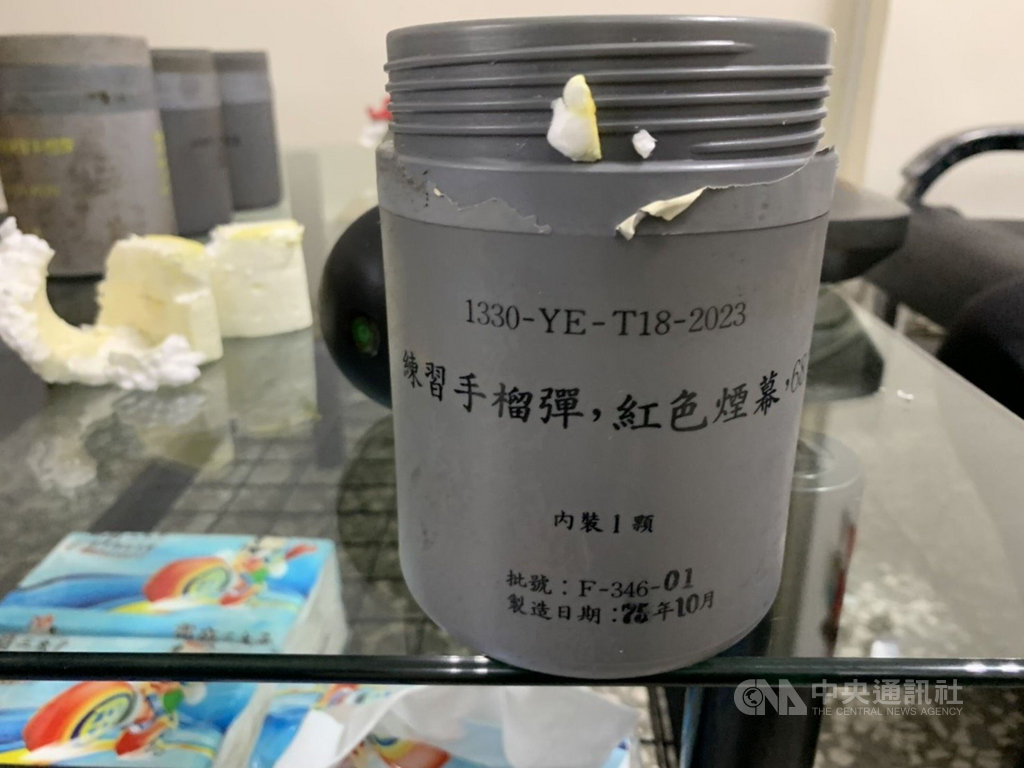 台中市第二警分局文正派出所廢棄回收鐵櫃中，發現練習用手榴彈。（民眾提供）