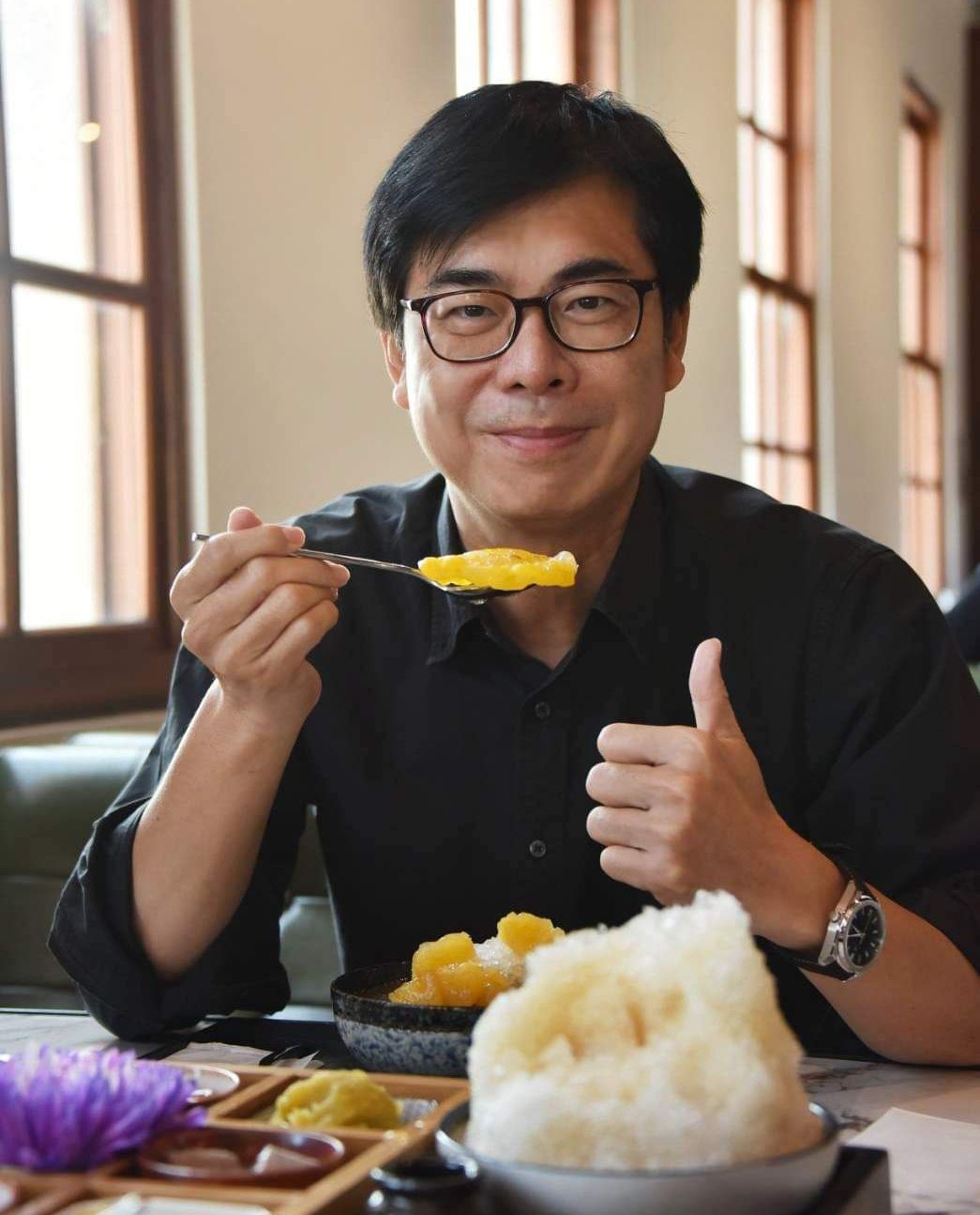 陳其邁臉書貼出吃冰照，澄清六龜蓮霧並未被中國禁止進口。 圖：翻攝陳其邁臉書
