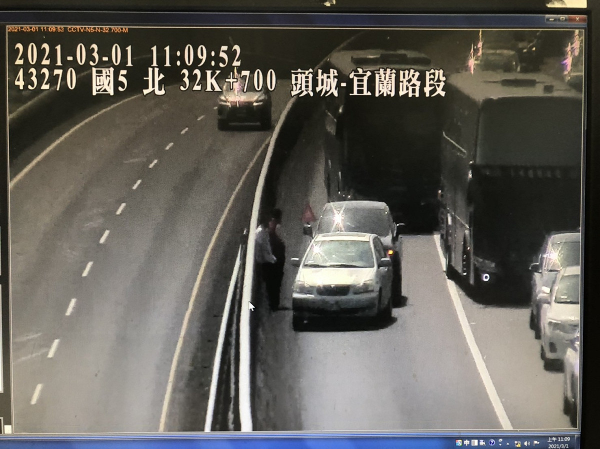 11時06分國5北向32公里發生2小客車外路肩追撞事故。 圖 : 交通部提供