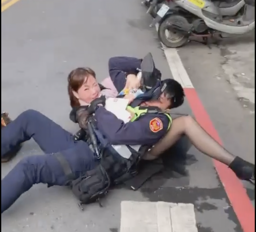 一名曹姓女子因為不滿自己的BMW車子遭到警方拖吊，公然侮辱員警「王X蛋」 圖：翻攝自臉書社團