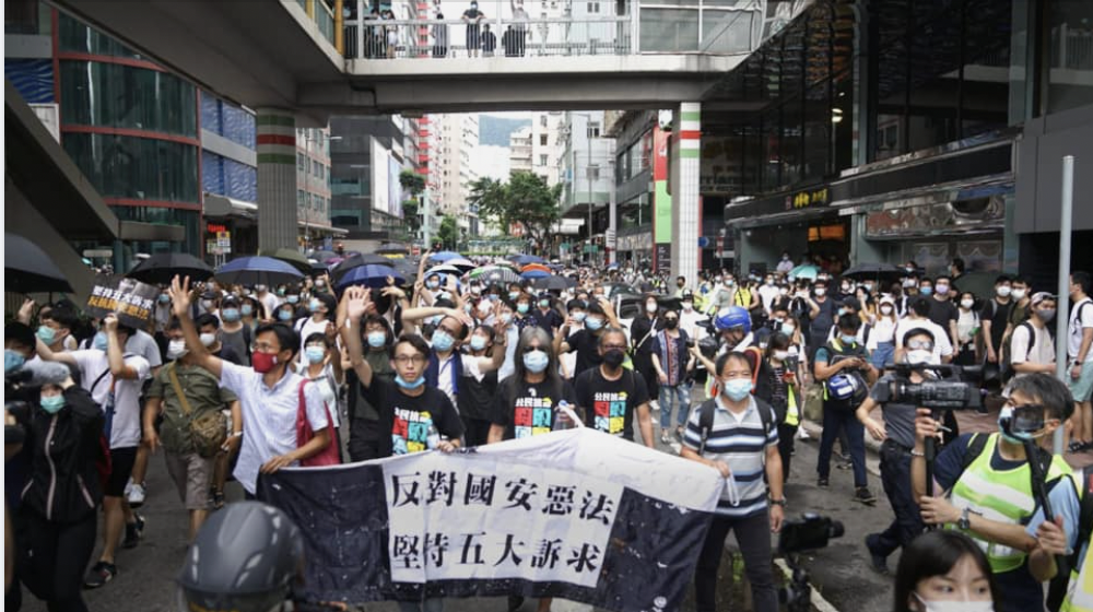 民陣召集人陳皓桓與排隊市民一起在場外高喊民主口號。 圖：翻攝自陳皓桓臉書(資料照片)
