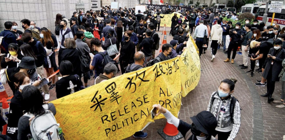 民陣召集人陳皓桓今日也在臉書上發文表示「政府不讓我們遊行集會，我們就用排隊方式聲援」 圖：翻攝自陳皓桓臉書