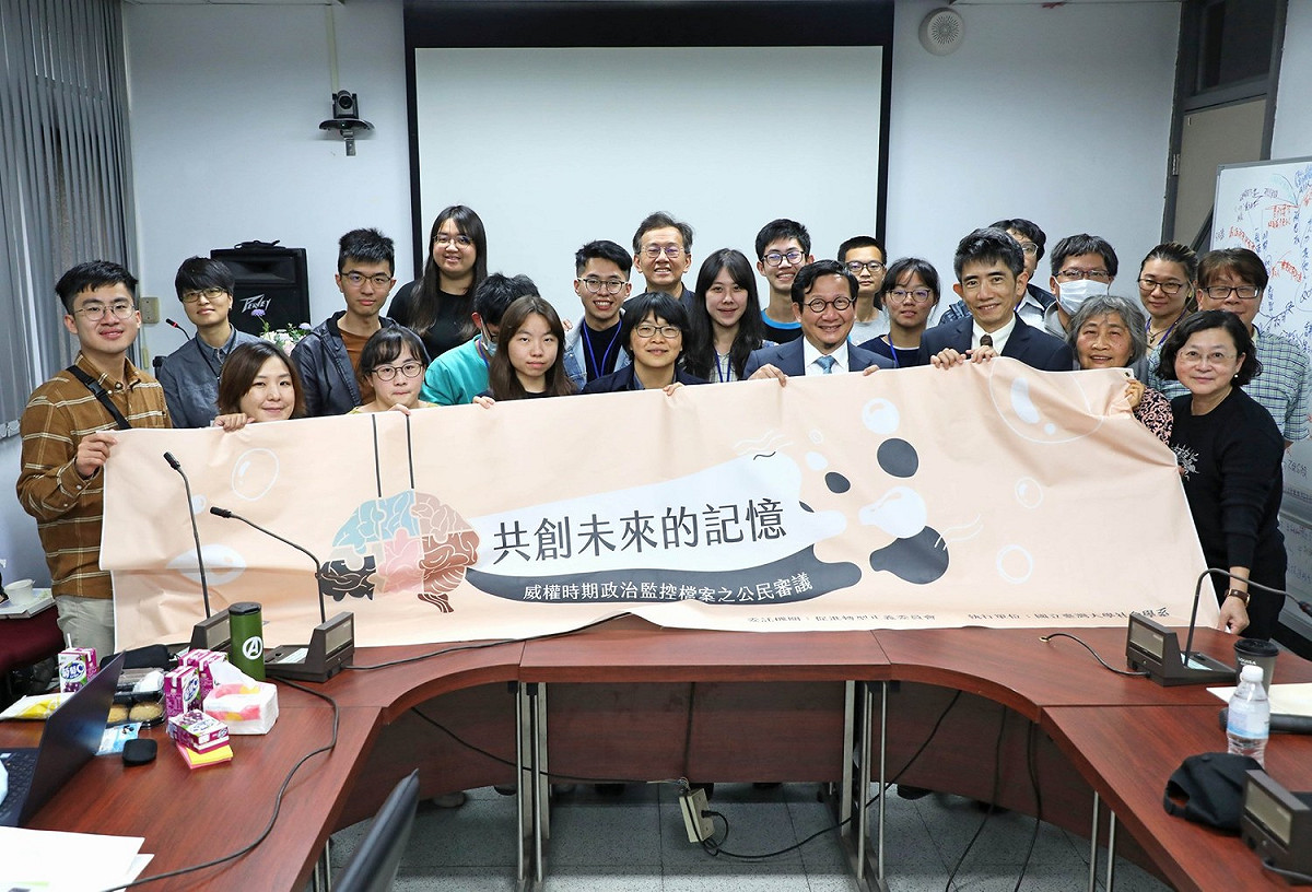 促轉會舉辦公民審議會議，針對監控檔案的紀錄到底是真是假？被監控者的隱私怎麼辦？檔案上無法辨認真偽的隱私是否公開等議題，進行多元討論。問題是目前連政治受難者本人「花大錢、親自去」，都調閱不到，所謂「舉辦公民審議會議」，根本又是在帶新的風向！ 圖片來源：促轉會臉書網站