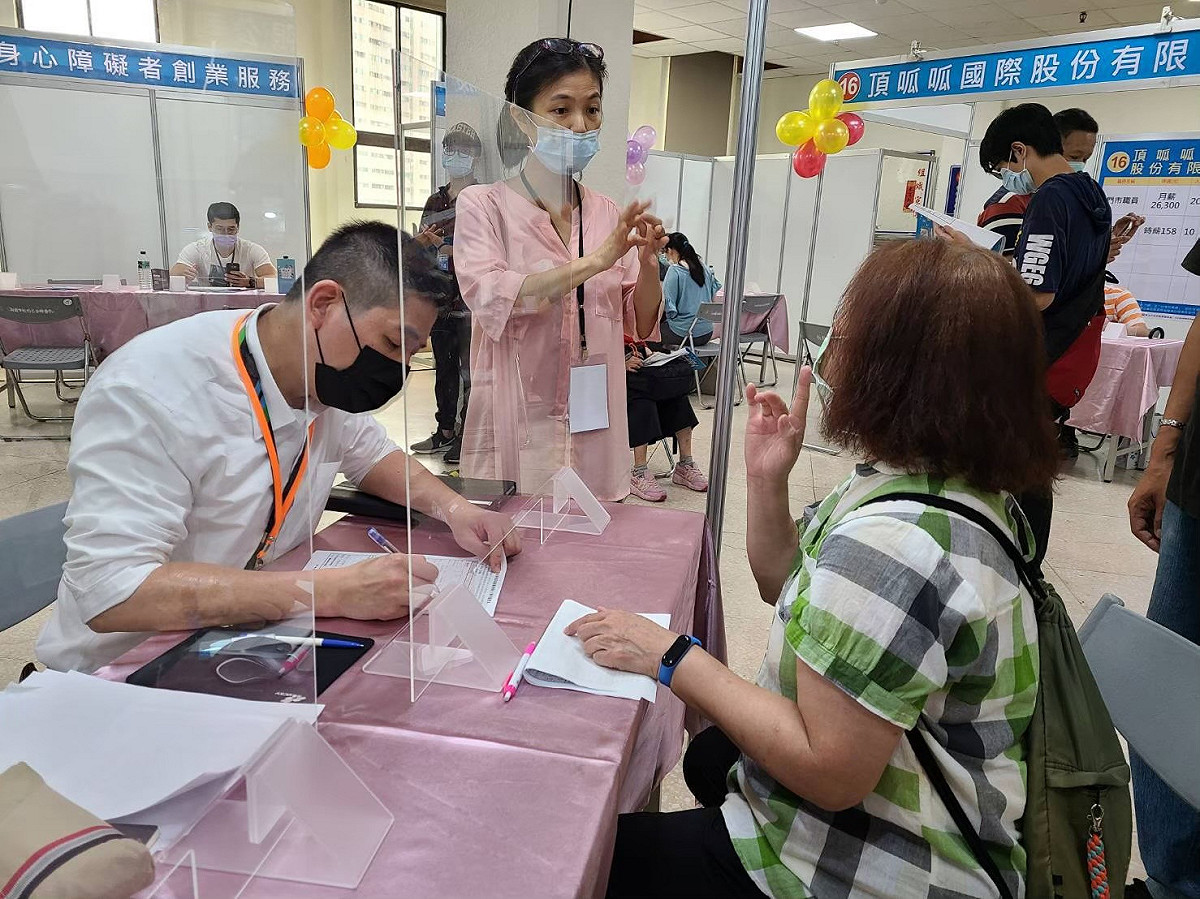 為配合防疫，徵才活動現場增設有壓克力隔板，讓民眾安心求職。 圖：新北市勞工局提供
