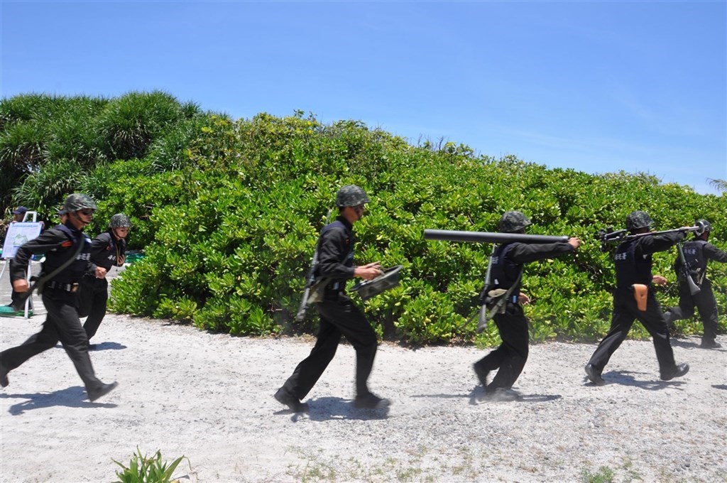 面對共機常態化侵擾台灣西南防空識別區，根據海巡署射擊通報，東沙島1日及9日進行第一季火砲對海實彈射擊。圖為過去東沙島海巡官兵戰備演練情形。 圖：中央社提供