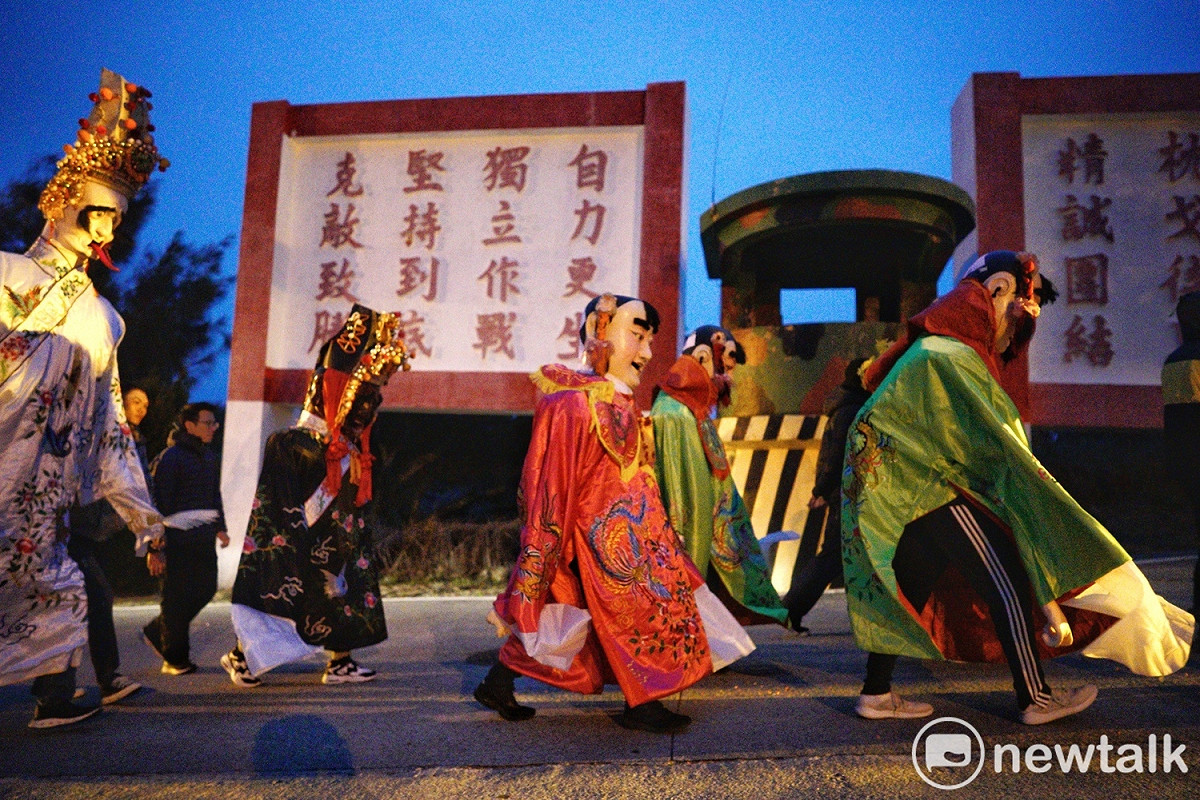 農曆十三夜，東莒熾坪境福德宮舉行繞境，由於人力短缺，一些戍守在東莒的阿兵哥義務協助，他們鑽進神偶的骨架裡扛著眾仙童遶境。 圖：張良一/攝