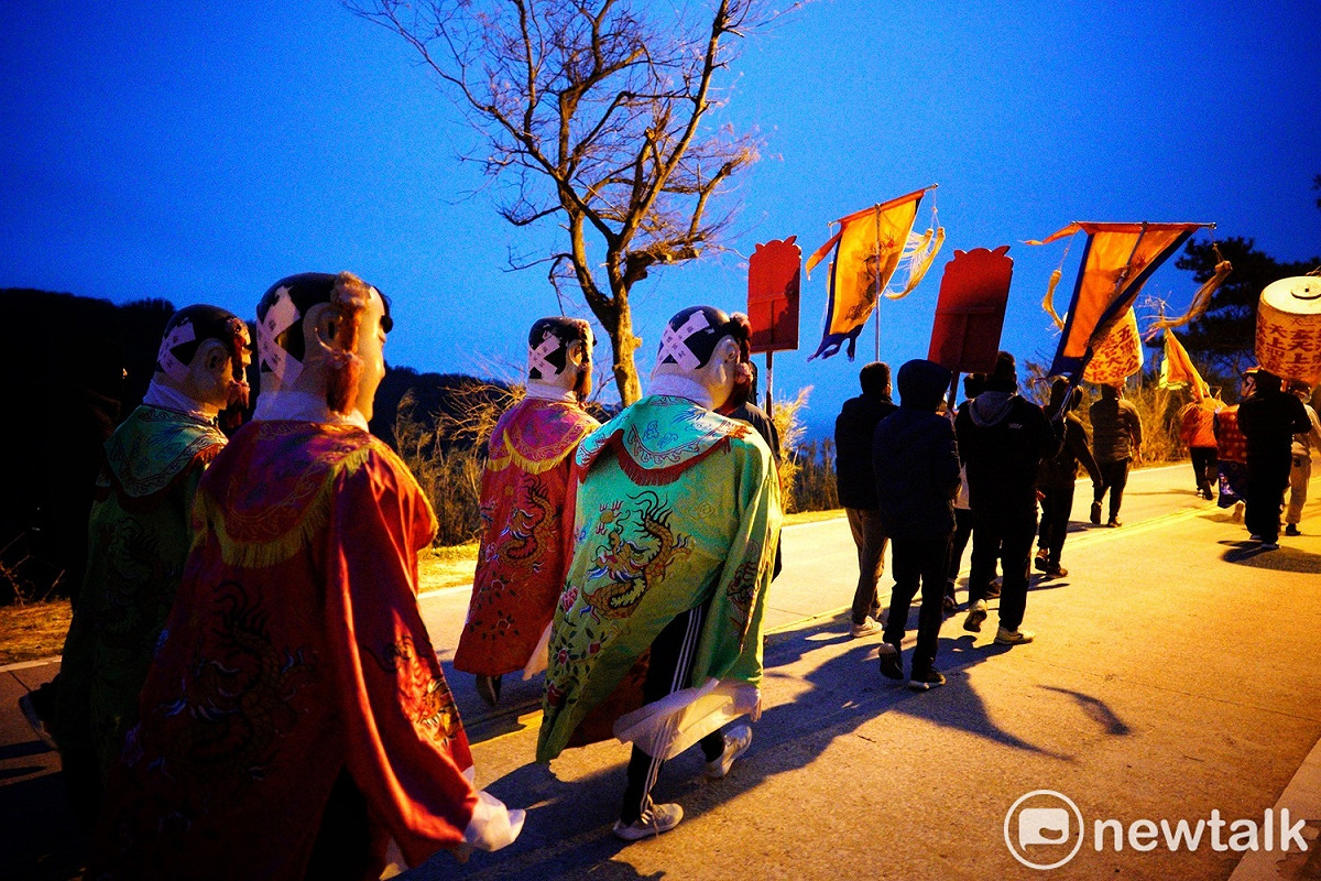 農曆十三夜，馬祖東莒熾坪境福德宮舉行繞境，由於人力短缺，一些戍守在東莒的阿兵哥義務協助，他們鑽進神偶的骨架裡扛著眾仙童遶境。今年受疫情影響加上人力短缺，遶境規模縮小，但繞境隊伍還是循例走進山裡和碼頭，再回到熱鬧的大坪村落，歷時兩個多小時。 圖：張良一/攝