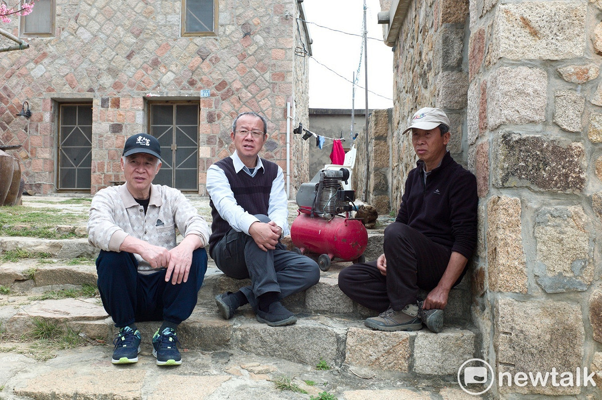 曹祥壽（左起）、曹祥華回到東莒島參與擺暝，也探視還留在島上的曹祥如（右）。他們三人在老家前討論著未來要如何改建老家。上世紀80年代末期，曹祥壽原本在大浦打漁，是最後幾位離開東莒大浦的村民。曹祥壽離開後，大浦就無人居，形同廢村。曹祥壽赴台後向他的弟弟曹祥如學習賣蔥油餅謀生。大約兩年前，曹祥如結束在台北的蔥油餅生意，返回家鄉定居。 圖：張良一/攝