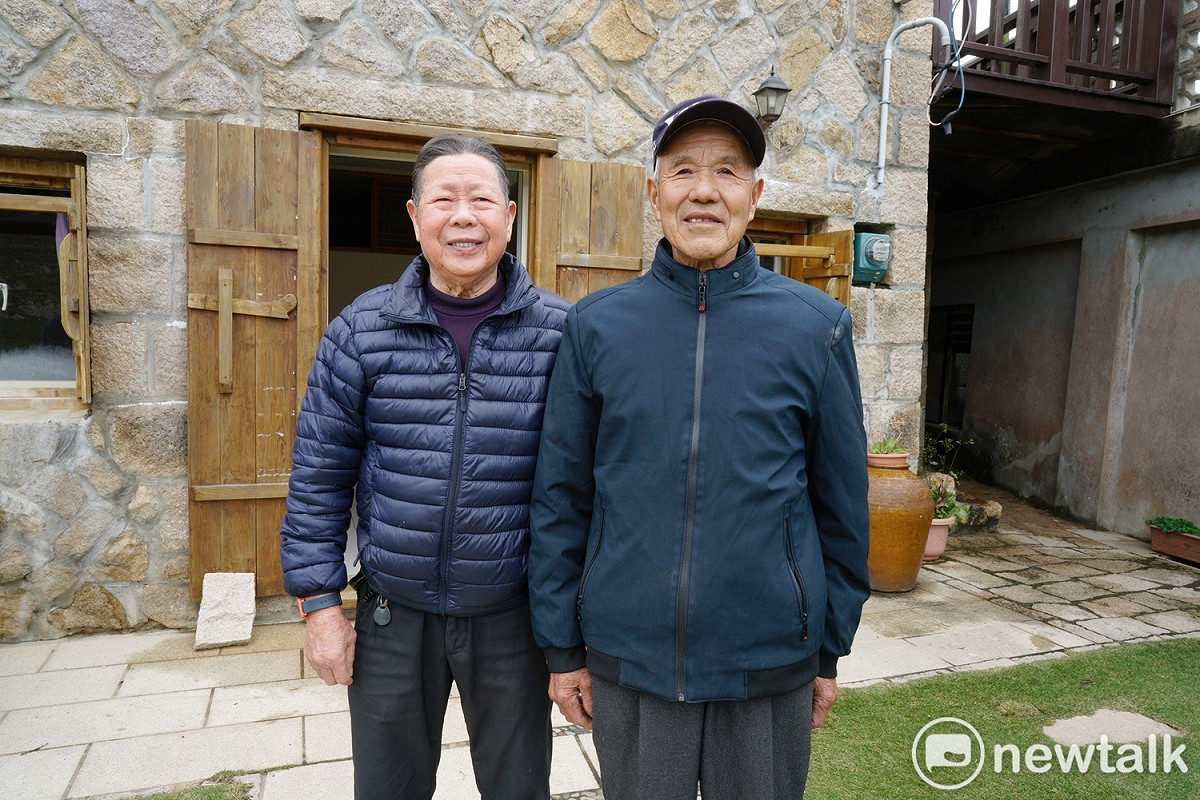 曹嫩妹（左）和曹惠惠兩人在曹嫩妹的老家前合影。他們兩人年輕時一起在大浦打漁，馬祖魚少後，曹嫩妹舉家遷往台灣，曹惠惠則幫到大坪村居住。曹嫩妹的女兒曹鳳金透露，馬祖早年生活困苦，需要男丁幫手，因此會用較女性化的名字幫男孩命名，以避免遭天忌夭折。 圖：張良一/攝