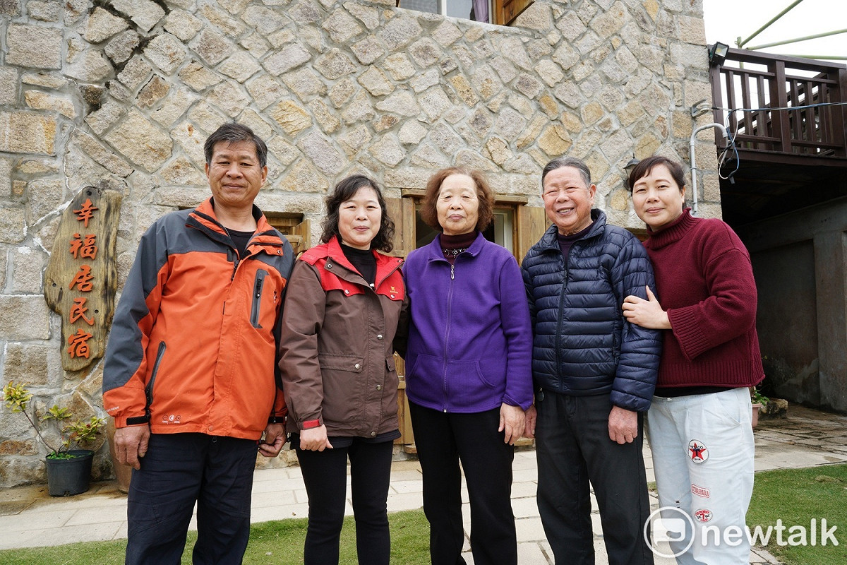 曹嫩妹、王明恩和他們的女兒曹鳳金（左二）、女婿周金傳（左一）女兒曹寶金在老家門前合影。曹嫩妹的老家後來改建成幸福居民宿，相當受到歡迎。 圖：張良一/攝